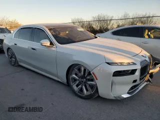 2024 BMW i7 xDrive60 z VIN WBY53EJ01RCP72333, wystawiony jako Copart lot #82242244 z przebiegiem Nie podano mil oraz Szkoda całkowita • Salvage title. Historia ofert i sprzedaży dostępna na DreamBid. Obrazek 4.