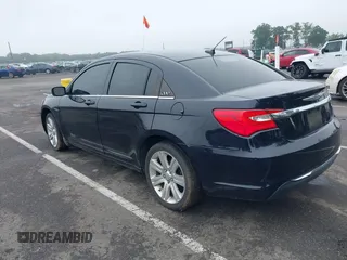 2012 Chrysler 200 Touring z VIN 1C3CCBBB0CN267715, wystawiony jako IAAI lot #42521231 z przebiegiem 137 950 mil mil oraz . Historia ofert i sprzedaży dostępna na DreamBid. Obrazek 3.