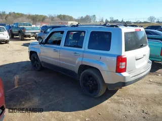 2013 Jeep Patriot Latitude with VIN 1C4NJPFB0DD192541, listed as a IAAI auction lot 41632796 with 121,823 mi miles. Bid and sale history available at carsss.com. Image 3.