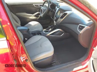 2012 Hyundai Veloster w/Gray Int z VIN KMHTC6AD0CU048339, wystawiony jako IAAI lot #42040008 z przebiegiem 117 895 mil mil oraz . Historia ofert i sprzedaży dostępna na DreamBid. Obrazek 5.