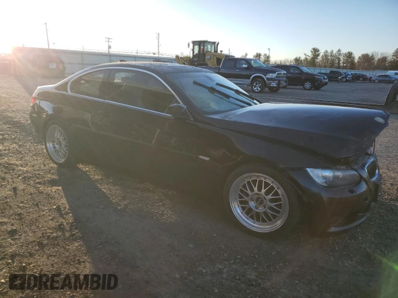 2007 BMW 3 Series 328i z VIN WBAWB33577PV70251, wystawiony jako Copart lot #50521915 z przebiegiem 182 676 mil mil oraz Czysty tytuł • Clean title. Historia ofert i sprzedaży dostępna na DreamBid. Obrazek 4.