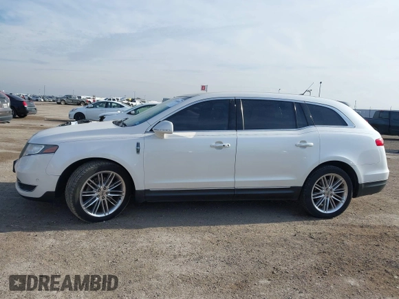 2014 Lincoln MKT EcoBoost z VIN 2LMHJ5AT2EBL57269, wystawiony jako IAAI lot #41440818 z przebiegiem 135 896 mil mil oraz . Historia ofert i sprzedaży dostępna na DreamBid. Obrazek 14.