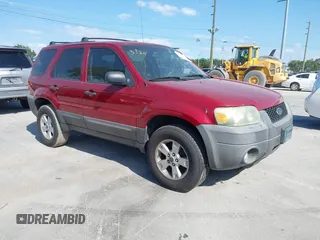 2007 Ford Escape XLT with VIN 1FMYU03197KA34105, listed as a IAAI auction lot 41888661 with 174,717 mi miles. Bid and sale history available at carsss.com. Image 1.