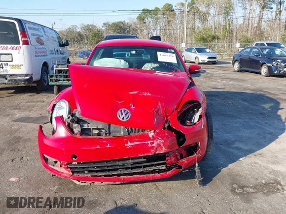 2013 Volkswagen Beetle Fender Edition z VIN 3VWJP7AT8DM674981, wystawiony jako IAAI lot #41685176 z przebiegiem 65 283 mil mil oraz . Historia ofert i sprzedaży dostępna na DreamBid. Obrazek 13.