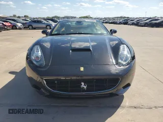 2010 Ferrari California z VIN ZFF65LJA9A0174625, wystawiony jako Copart lot #77766884 z przebiegiem 28 829 mil mil oraz Szkody całkowita. Historia ofert i sprzedaży dostępna na DreamBid. Obrazek 5.