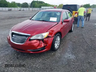 2013 Chrysler 200 LX z VIN 1C3CCBAG2DN767549, wystawiony jako IAAI lot #42081076 z przebiegiem 121 759 mil mil oraz . Historia ofert i sprzedaży dostępna na DreamBid. Obrazek 18.