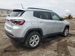 2024 Jeep Compass Latitude z VIN 3C4NJDBN7RT107047, wystawiony jako Copart lot #55265515 z przebiegiem 27 017 mil mil oraz Szkoda całkowita • Salvage title. Historia ofert i sprzedaży dostępna na DreamBid. Obrazek 3.