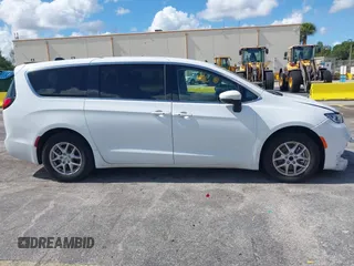 2023 Chrysler Pacifica Touring L z VIN 2C4RC1BG8PR566745, wystawiony jako IAAI lot #42579405 z przebiegiem 46 228 mil mil oraz . Historia ofert i sprzedaży dostępna na DreamBid. Obrazek 13.