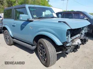 2023 Ford Bronco z VIN 1FMDE5CP0PLB85857, wystawiony jako IAAI lot #42195848 z przebiegiem 12 446 mil mil oraz . Historia ofert i sprzedaży dostępna na DreamBid. Obrazek 1.