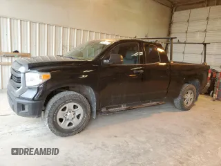 2017 Toyota Tundra SR z VIN 5TFRM5F11HX117856, wystawiony jako Copart lot #51120305 z przebiegiem 136 622 mil mil oraz Czysty tytuł • Clean title. Historia ofert i sprzedaży dostępna na DreamBid. Obrazek 1.