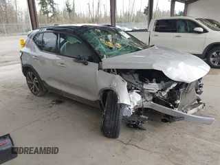 2022 Volvo XC40 R-Design z VIN YV4162UM4N2722947, wystawiony jako IAAI lot #41906690 z przebiegiem 43 077 mil mil oraz . Historia ofert i sprzedaży dostępna na DreamBid. Obrazek 1.