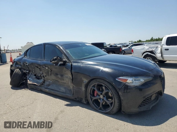 2018 Alfa Romeo Giulia Ti Sport z VIN ZARFAECN7J7588845, wystawiony jako Copart lot #55140535 z przebiegiem Nie podano mil oraz Szkoda całkowita • Salvage title. Historia ofert i sprzedaży dostępna na DreamBid. Obrazek 4.