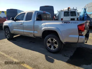 2017 Toyota Tacoma SR5 z VIN 5TFRZ5CNXHX028456, wystawiony jako Copart lot #84039894 z przebiegiem 30 670 mil mil oraz Szkoda całkowita • Salvage title. Historia ofert i sprzedaży dostępna na DreamBid. Obrazek 2.