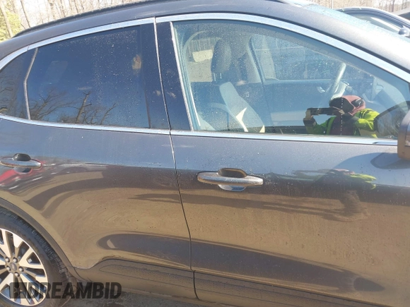 2020 Ford Escape Titanium Hybrid z VIN 1FMCU0DZ7LUB57978, wystawiony jako IAAI lot #41570242 z przebiegiem 32 819 mil mil oraz . Historia ofert i sprzedaży dostępna na DreamBid. Obrazek 14.