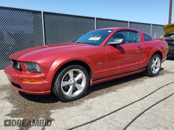 2008 Ford Mustang GT Deluxe z VIN 1ZVHT82H185148925, wystawiony jako Copart lot #61918505 z przebiegiem 186 364 mil mil oraz Czysty tytuł • Clean title. Historia ofert i sprzedaży dostępna na DreamBid. Obrazek 1.