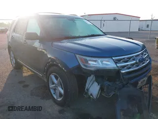 2018 Ford Explorer XLT z VIN 1FM5K7D85JGA11962, wystawiony jako IAAI lot #42049582 z przebiegiem 104 411 mil mil oraz . Historia ofert i sprzedaży dostępna na DreamBid. Obrazek 1.