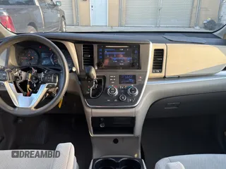 2015 Toyota Sienna LE AAS z VIN 5TDKK3DC5FS679407, wystawiony jako Copart lot #60572255 z przebiegiem 71 303 mil mil oraz Szkoda całkowita • Salvage title. Historia ofert i sprzedaży dostępna na DreamBid. Obrazek 9.