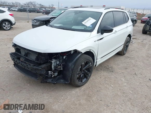 2024 Volkswagen Tiguan SE R-Line Black z VIN 3VVCB7AX7RM112446, wystawiony jako IAAI lot #41229232 z przebiegiem 6 685 mil mil oraz . Historia ofert i sprzedaży dostępna na DreamBid. Obrazek 2.