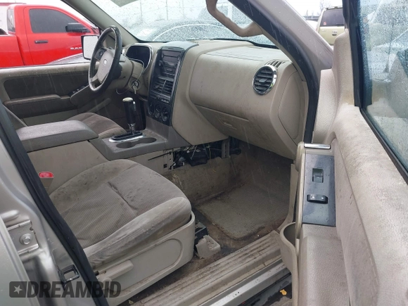 2006 Ford Explorer XLT with VIN 1FMEU73816ZA04465, listed as a IAAI auction lot 41803947 with 185,866 mi miles. Bid and sale history available at carsss.com. Image 5.