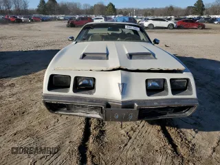1979 Pontiac Firebird z VIN 2U87K9N120105, wystawiony jako Copart lot #46001565 z przebiegiem 87 739 mil mil oraz Czysty tytuł • Clean title. Historia ofert i sprzedaży dostępna na DreamBid. Obrazek 5.