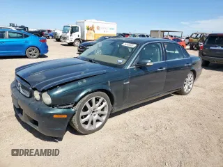 2008 Jaguar XJ 8 z VIN SAJWA71BX8SH23617, wystawiony jako Copart lot #56900545 z przebiegiem 128 406 mil mil oraz Czysty tytuł • Clean title. Historia ofert i sprzedaży dostępna na DreamBid. Obrazek 1.