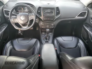 2019 Jeep Cherokee Altitude z VIN 1C4PJMLB7KD402710, wystawiony jako Copart lot #52943215 z przebiegiem 85 836 mil mil oraz Czysty tytuł • Clean title. Historia ofert i sprzedaży dostępna na DreamBid. Obrazek 8.