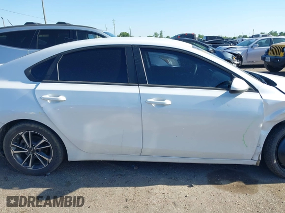 2022 Kia Forte LXS z VIN 3KPF24AD9NE490305, wystawiony jako IAAI lot #41979052 z przebiegiem 80 334 mil mil oraz . Historia ofert i sprzedaży dostępna na DreamBid. Obrazek 13.