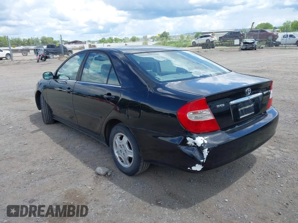 2003 Toyota Camry LE z VIN 4T1BF32KX3U055698, wystawiony jako IAAI lot #42243299 z przebiegiem 167 429 mil mil oraz . Historia ofert i sprzedaży dostępna na DreamBid. Obrazek 3.