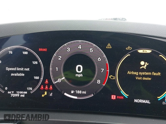 2025 Porsche Cayenne z VIN WP1BA2AY4SDA29016, wystawiony jako IAAI lot #41899275 z przebiegiem 7 099 mil mil oraz . Historia ofert i sprzedaży dostępna na DreamBid. Obrazek 7.