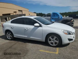 2013 Volvo S60 T5 Premier z VIN YV1612FS2D1218429, wystawiony jako Copart lot #57075845 z przebiegiem 82 846 mil mil oraz Czysty tytuł • Clean title. Historia ofert i sprzedaży dostępna na DreamBid. Obrazek 4.