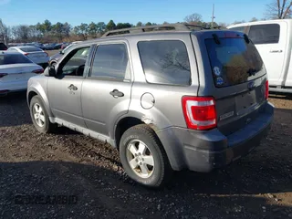 2010 Ford Escape XLT z VIN 1FMCU9DG7AKD41622, wystawiony jako IAAI lot #40902701 z przebiegiem 298 933 mil mil oraz . Historia ofert i sprzedaży dostępna na DreamBid. Obrazek 3.