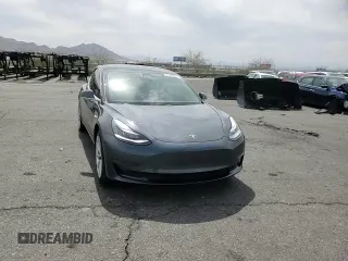 2019 Tesla Model 3 Mid Range z VIN 5YJ3E1EA2KF417212, wystawiony jako Copart lot #50968615 z przebiegiem 104 807 mil mil oraz Szkody całkowita. Historia ofert i sprzedaży dostępna na DreamBid. Obrazek 11.