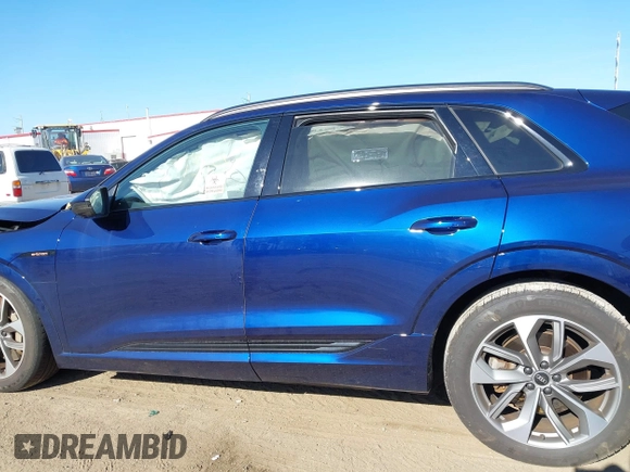 2021 Audi e-tron Premium Plus z VIN WA1LAAGE3MB018496, wystawiony jako IAAI lot #41898780 z przebiegiem 73 133 mil mil oraz . Historia ofert i sprzedaży dostępna na DreamBid. Obrazek 15.