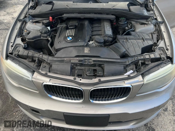 2012 BMW 1 Series 128i z VIN WBAUL7C52CVM81429, wystawiony jako Copart lot #80549174 z przebiegiem 155 938 mil mil oraz Tytuł czysty. Historia ofert i sprzedaży dostępna na DreamBid. Obrazek 7.