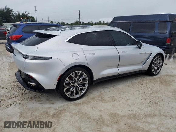 2021 Aston Martin DBX z VIN SCFVUJAW4MTV03930, wystawiony jako Copart lot #73946614 z przebiegiem Nie podano mil oraz Nie do naprawy. Historia ofert i sprzedaży dostępna na DreamBid. Obrazek 3.