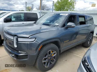 2023 Rivian R1S Adventure z VIN 7PDSGABA3PN018823, wystawiony jako Copart lot #53184595 z przebiegiem 36 677 mil mil oraz Szkody całkowita. Historia ofert i sprzedaży dostępna na DreamBid. Obrazek 1.
