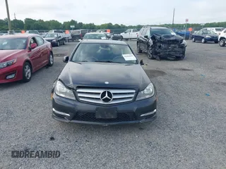 2012 Mercedes-Benz C 300 Sport z VIN WDDGF8BB1CA717117, wystawiony jako IAAI lot #42684049 z przebiegiem 184 128 mil mil oraz . Historia ofert i sprzedaży dostępna na DreamBid. Obrazek 12.
