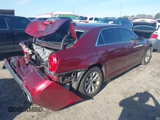 2016 Chrysler 300 Anniversary Edition z VIN 2C3CCAAG8GH224231, wystawiony jako IAAI lot #41100503 z przebiegiem 107 174 mil mil oraz . Historia ofert i sprzedaży dostępna na DreamBid. Obrazek 4.