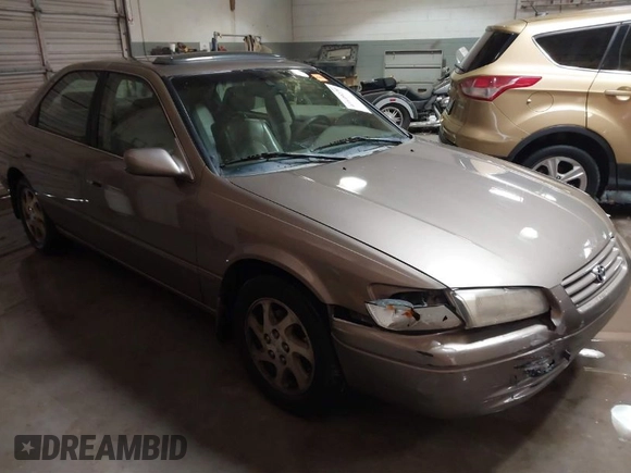 1999 Toyota Camry LE z VIN JT2BF28K7X0167855, wystawiony jako IAAI lot #41609230 z przebiegiem 242 398 mil mil oraz . Historia ofert i sprzedaży dostępna na DreamBid. Obrazek 1.