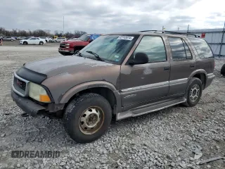 1998 GMC Jimmy SLE with VIN 1GKDT13W3W2555220, listed as a Copart auction lot 42743674 with 207,235 mi miles and Salvage Title. Bid and sale history available at carsss.com. Image 1.