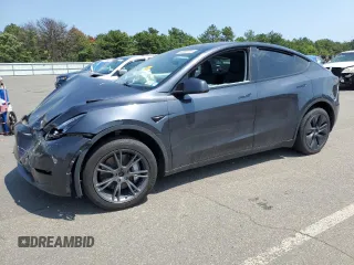2024 Tesla Model Y Long Range z VIN 7SAYGDEE7RF180945, wystawiony jako Copart lot #62059735 z przebiegiem Nie podano mil oraz Szkoda całkowita • Salvage title. Historia ofert i sprzedaży dostępna na DreamBid. Obrazek 1.
