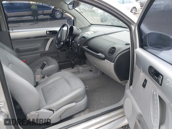 2001 Volkswagen Beetle GLX z VIN 3VWDD21C61M420884, wystawiony jako IAAI lot #40501130 z przebiegiem 179 868 mil mil oraz . Historia ofert i sprzedaży dostępna na DreamBid. Obrazek 5.