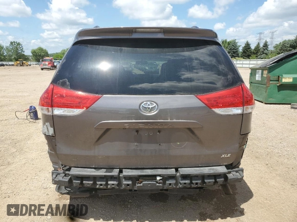 2013 Toyota Sienna XLE AAS z VIN 5TDYK3DC7DS405214, wystawiony jako Copart lot #62500205 z przebiegiem 182 468 mil mil oraz Szkoda całkowita • Salvage title. Historia ofert i sprzedaży dostępna na DreamBid. Obrazek 6.