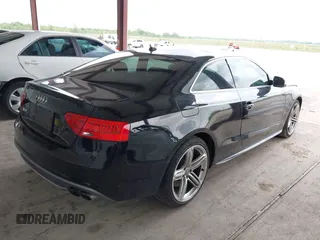 2013 Audi S5 Premium Plus z VIN WAUCGAFR7DA031148, wystawiony jako IAAI lot #42112636 z przebiegiem 89 036 mil mil oraz . Historia ofert i sprzedaży dostępna na DreamBid. Obrazek 4.