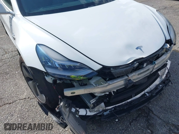 2018 Tesla Model 3 Long Range Battery z VIN 5YJ3E1EA8JF162130, wystawiony jako IAAI lot #41933015 z przebiegiem 50 081 mil mil oraz . Historia ofert i sprzedaży dostępna na DreamBid. Obrazek 20.