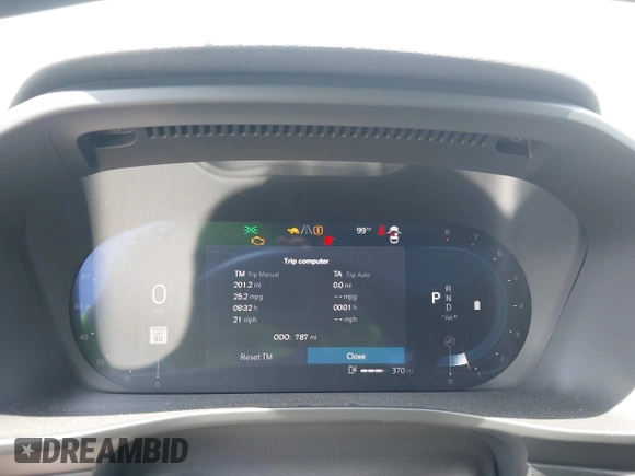 2025 Volvo XC40 Ultimate Dark Theme z VIN YV4L12UM3S2529546, wystawiony jako IAAI lot #42270947 z przebiegiem 787 mil mil oraz . Historia ofert i sprzedaży dostępna na DreamBid. Obrazek 7.