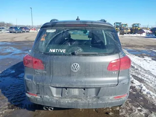 2017 Volkswagen Tiguan S z VIN WVGAV7AX1HK050251, wystawiony jako IAAI lot #41608261 z przebiegiem 172 298 mil mil oraz . Historia ofert i sprzedaży dostępna na DreamBid. Obrazek 16.