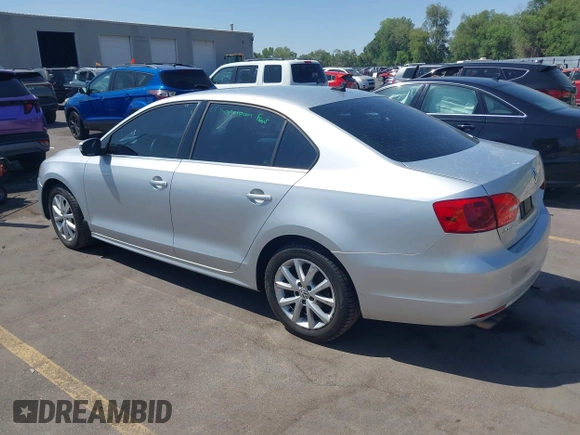 2014 Volkswagen Jetta SE z VIN 3VWD17AJ6EM234451, wystawiony jako IAAI lot #42544809 z przebiegiem 140 009 mil mil oraz . Historia ofert i sprzedaży dostępna na DreamBid. Obrazek 3.