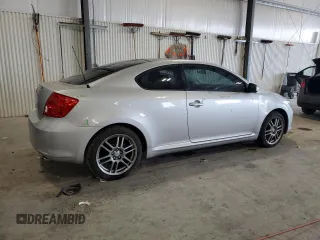 2006 Scion tC z VIN JTKDE167760090455, wystawiony jako Copart lot #54485705 z przebiegiem 161 510 mil mil oraz Szkoda całkowita • Salvage title. Historia ofert i sprzedaży dostępna na DreamBid. Obrazek 3.