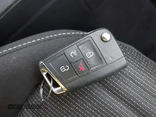 2024 Volkswagen Tiguan S z VIN 3VVFB7AX2RM092023, wystawiony jako IAAI lot #41894241 z przebiegiem 10 395 mil mil oraz . Historia ofert i sprzedaży dostępna na DreamBid. Obrazek 11.